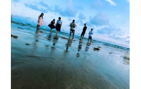 希立：海边合影